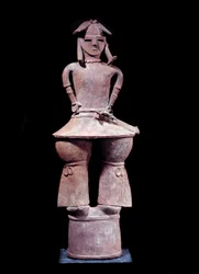 Arte japonés: haniwa (estatuilla funeraria) de un guerrero con casco, de pie en terracota. Altura 1,12 m Época Kofun (350-550 d.C.) París, Museo Guimet, Museo Nacional de Artes Asiáticas