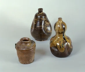Jarra, botella de sake y calabaza de cerámica