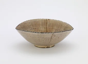 Tazón de servir individual de Kioto en forma de sombrero de junco, con marca "Kiyomizu", tazón de servir individual (mukozuke), finales del siglo XVII
