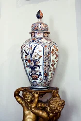 Gran jarrón japonés con tapa del período Edo, era Genroku. 1688-1703. Apartamentos de María Brignole Sale De Ferrari, Duquesa de Galliera (1811-1888), el mobiliario proviene del Hotel Matignon, su residencia parisina. Palazzo Rosso, Génova