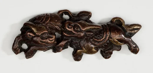 Menuki, o adorno de empuñadura, en forma de dos Kirin, bestias míticas