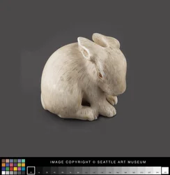 Netsuke modelado como una liebre con ojos de ámbar, finales del siglo XIX