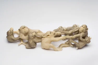 Okimono tallado como ocho monos macacos japoneses en lucha de cuello