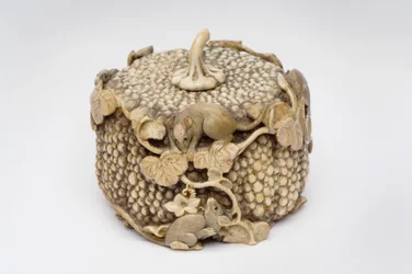 Okimono tallado como cuatro ratas juguetonas saltando sobre una calabaza