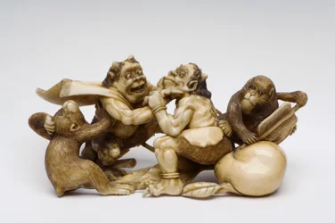 Okimono de dos demonios peleando, observados por dos monos