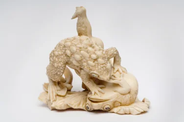 Okimono de dos sapos sobre una hoja de loto, c.1550-1600