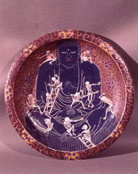 Plato que representa a Buda con diez esqueletos (cerámica)