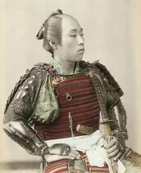 Retrato de un samurái del viejo Japón armado con armadura completa, 1890