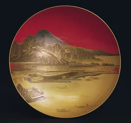 Copa de sake, que representa un paisaje con barcos y un puente bajo el monte Fuji, siglo XIX
