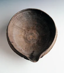 Cuenco de cocina de gres para moler y mezclar alimentos (Suribachi), producido en Bizen, altura 11.5 cm y diámetro 33.5 cm, civilización japonesa, período Momoyama