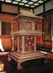 Santuario Tamamushi del templo Horyu-ji, que representa la historia de Buda en una encarnación anterior, hacia 650