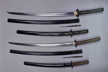 Arriba: una katana, espada japonesa y su funda, wakizashi, espada corta japonesa en su funda, pequeño daga Kokatawa guardada en la misma vaina. Las tres son del siglo XVIII. Las inferiores son del siglo XVII.