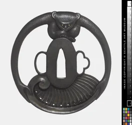 Tsuba: Mono sosteniendo concha