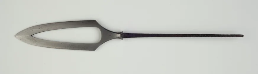 Yanone (punta de flecha) de tipo plano (hirane) con diseño perforado