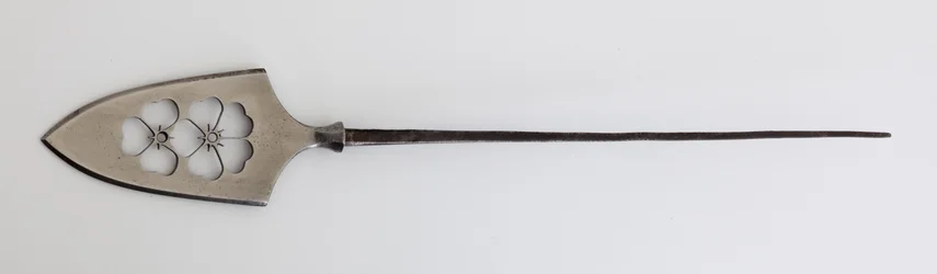 Yanone (punta de flecha) de tipo plano (hirane) con diseño perforado de flores de cerezo