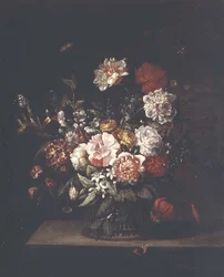 Flores mixtas en una cesta de mimbre con polillas, libélula y almirante rojo en un borde