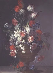 Tulipanes, rosas y otras flores en un jarrón sobre una repisa