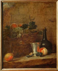 Cesta de frutas con uvas, una copa de plata y una botella, melocotones ...