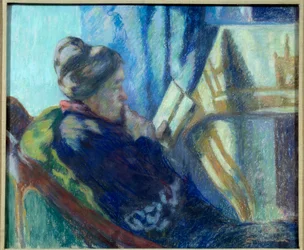 Anciana leyendo un libro en su silla