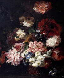 Cesta de flores en una mesa