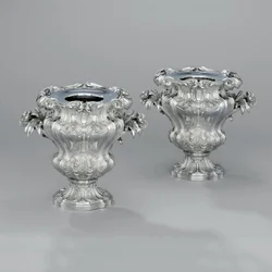 Un par de enfriadores de vino en forma de urna con volutas de follaje y asas de juncos, c.1880