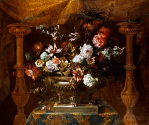 Naturaleza muerta con flores en un jarrón de plata con quemadores de perfume, c.1690-99