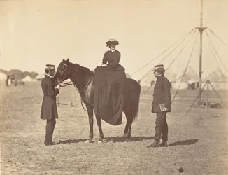 [Lady Canning sobre su árabe negro y Lord Clyde, comandante en jefe], 1858-61.