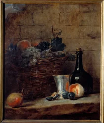 Cesta de uvas blancas y negras, copa de plata y botella