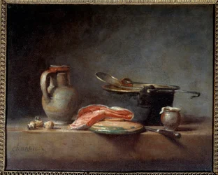 Olla de cobre, espumadera, jarra y rodaja de salmón. Naturaleza muerta