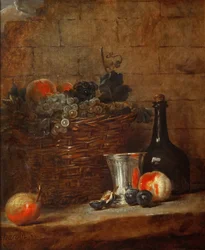 Cesta de frutas con uvas, una copa de plata y una botella, duraznos, ciruelas y una pera