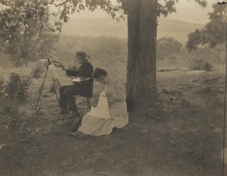 Mujer cosiendo, hombre pintando,1900 (foto)