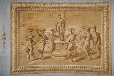 Relieve dorado de imitación, con Baco colocado sobre un pedestal circular decorado con festones y bucráneos, y rodeado de canéforos danzantes.