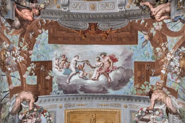 Venus entrega la corona a Ariadna; sobre las nubes Venus, rodeada de cupidos, ofrece la corona de Vulcano a Ariadna sentada junto a Baco