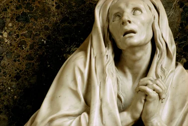 Tumba de Julienne Le Be, según dibujos de Charles Le Brun (1619-90), c.1668-90 (mármol y estuco) (detalle)