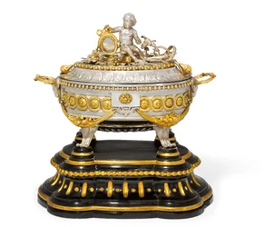 Sopera, tapa y soporte, Malinas, c.1780 (metal dorado y plata)