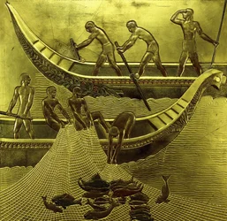 Un panel lacado que representa pescadores sacando sus redes
