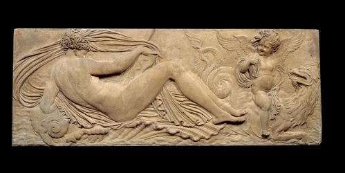 Ninfa y pequeño genio montan un caballo marino; Ninfa y Tritón rodeados de dos pequeños genios. Bajo relieve. Escultura en piedra