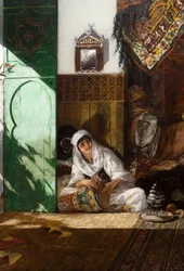 Interior de un harén en Marruecos, detalle: mujer tocando la derbouka