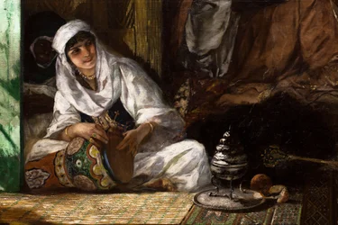 Interior de un harén en Marruecos, detalle: mujer tocando la derbouka