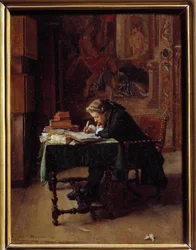 Joven escribiendo en su oficina