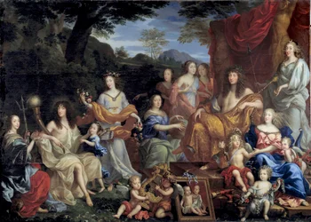 El rey Luis XIV y su familia disfrazados de figuras mitológicas. El rey, a la derecha, sentado en un trono, está vestido de Apolo. Abajo a la derecha, la reina María Teresa de Austria está vestida de Juno. En el centro de la pintura se encuentra la reina