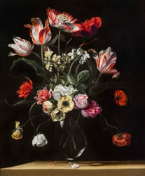 Tulipanes, narcisos, claveles, amapolas, anémonas y otras flores en un jarrón de vidrio sobre un borde de madera, uno de un par, siglo XVII