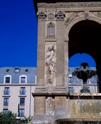 Arquitectura: detalle de la fuente de los Inocentes representando a las ninfas