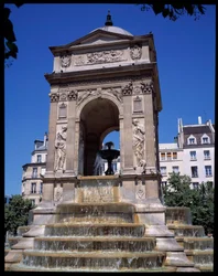 Arquitectura: vista de la fuente de los Inocentes