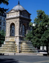 Arquitectura: vista de la fuente de los Inocentes. Diseñada por los arquitectos Jean Goujon, Augustin Pajou y Pierre Lescot. 1546-1549. Place Joachim du Bellay, París