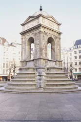 Francia, París, Fuente de los Inocentes, fuente de piedra con escalones.