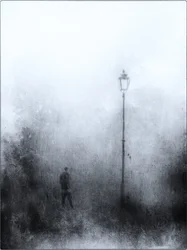 Una figura solitaria bajo una farola
