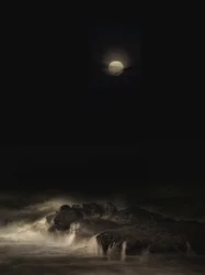 Paisaje marino lunar brumoso