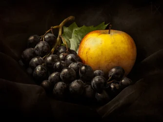 Uvas y manzana dorada
