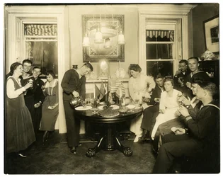 Alice Foote MacDougal entreteniendo a un grupo de marineros en su pequeño apartamento en la Vieja Guerra, Greenwich Village, Nueva York, EE.UU., c.1917-18